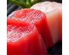 新鮮なマグロの赤身と脂ののった中トロの刺身